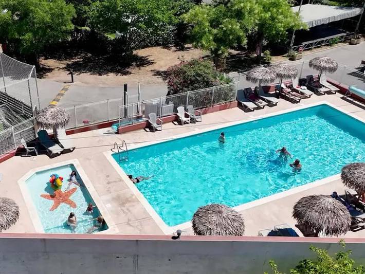 Tente pour 4 personnes, avec bassin pour enfant, animaux acceptés dans l' Hérault