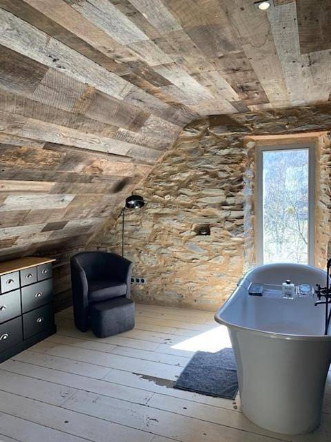 Location de vacances pour 2 personnes, avec vue et terrasse à Louvie-Soubiron - 3