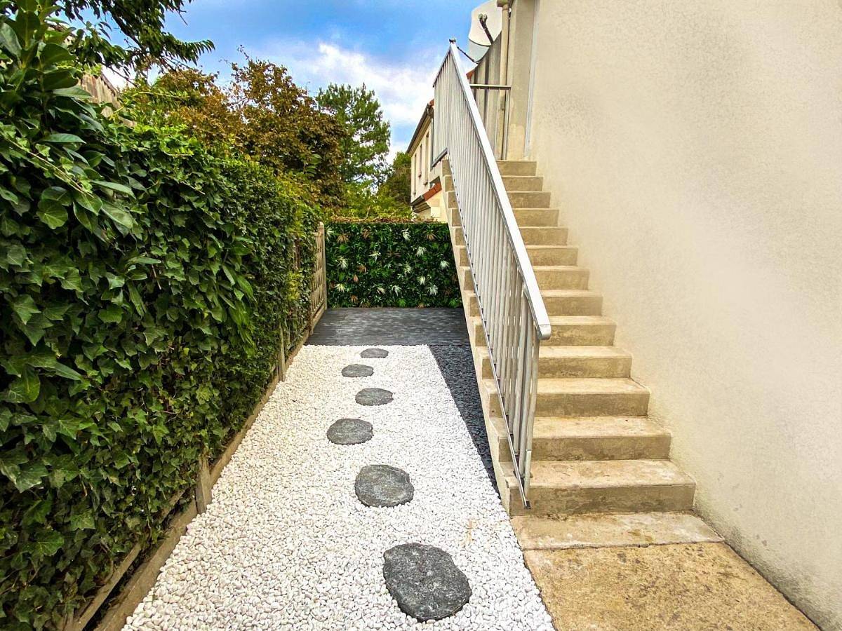 Appartement entier, Secret Suite "Jungle" - Jacuzzi privatif - Gare Rer C - Proche Paris in Brétigny-sur-Orge, Essonne