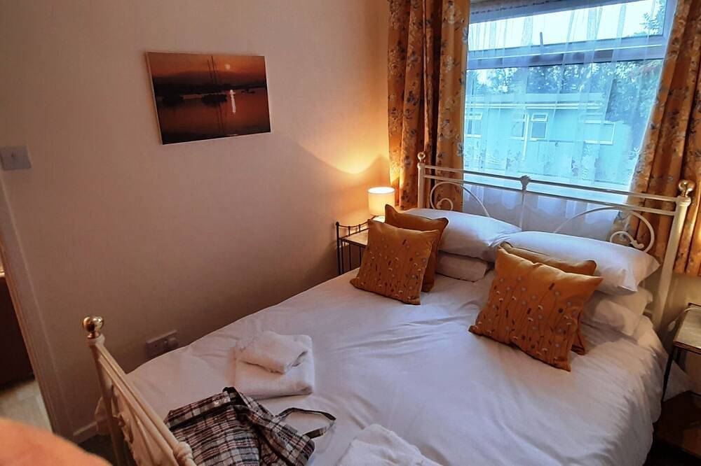 Leafy Corner Chalet. 2 bedroom 4 person Chalet in Dartmouth, Devon