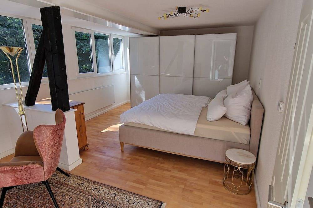 Nice Home Surrounded by Nature with Whirlpool & 3 Bedrooms Near Fairtrade Essen in Stadtbezirk IX, Essen