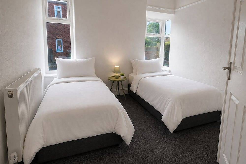 Spacious 4-Bedroom Home | Perfect for Business & Leisure Stays in Stockport, Greater Manchester