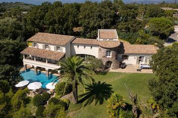 Location de vacances pour 16 personnes, avec terrasse et jardin à Tanneron