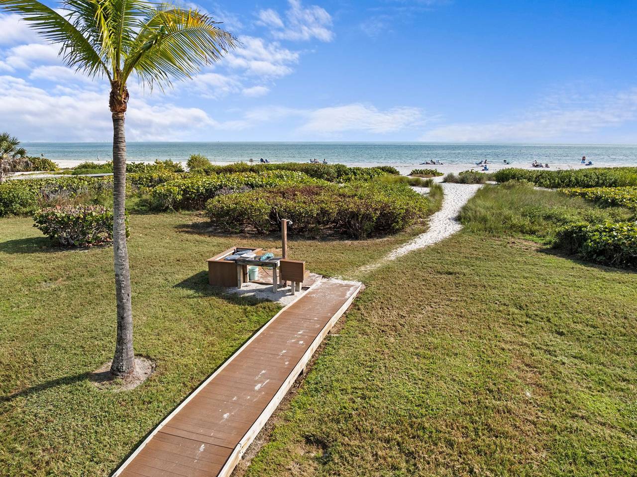 Ganze Wohnung, Newoceanfront + Gulf Water Views 1st Floor Sanibel in Sanibel, Sanibel Island