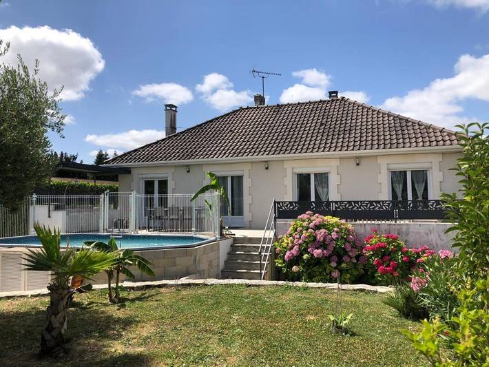 Location de vacances pour 8 personnes, avec Terrasse et Piscine à Fléac