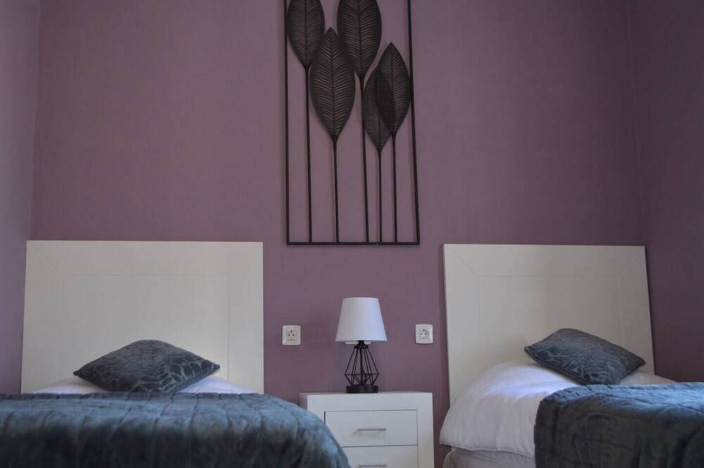 Appartement entier, This twin room has two single beds with a private separate bathroom ( bathroom across the hallway). The view is of the whole garden area and the sea can be seen on clear days. in Vilaflor, Tenerife du Sud