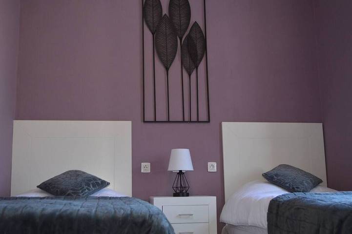 Appartement entier, This twin room has two single beds with a private separate bathroom ( bathroom across the hallway). The view is of the whole garden area and the sea can be seen on clear days. in Vilaflor, Tenerife du Sud