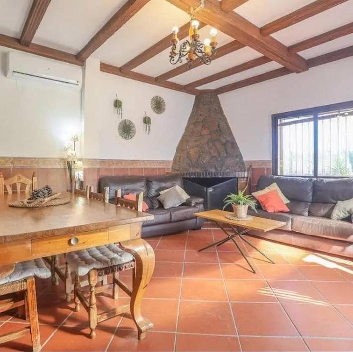 Chalet para 15 personas, con jardín además de terraza y piscina - 1