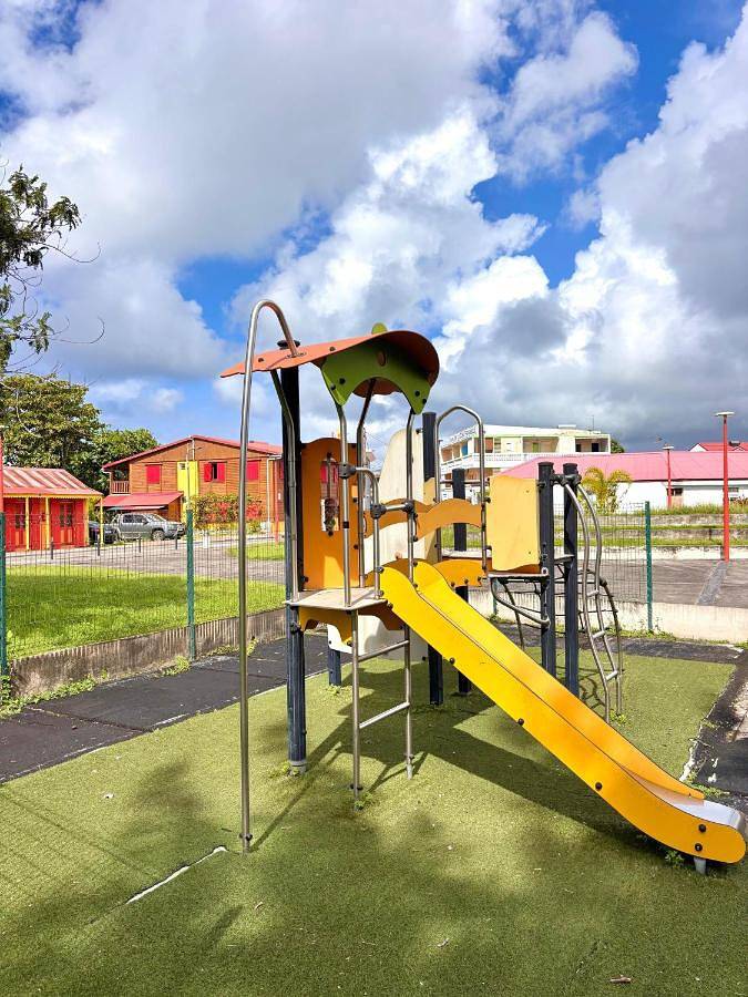 Gîte pour 4 personnes, avec piscine ainsi que terrasse et jardin dans Plage de Folle Anse - 4