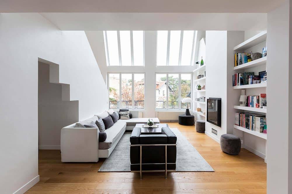 Apartamento entero, Impresionante dúplex de 3 dormitorios en Boulogne Billancourt, con terraza en la azotea, por Veeve in Boulogne-Billancourt, Altos del Sena