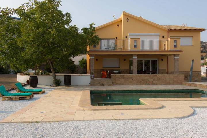 Casa de vacaciones para 15 personas, con piscina además de jardín y vistas, Familias con niños en Sierra Sur Jaen