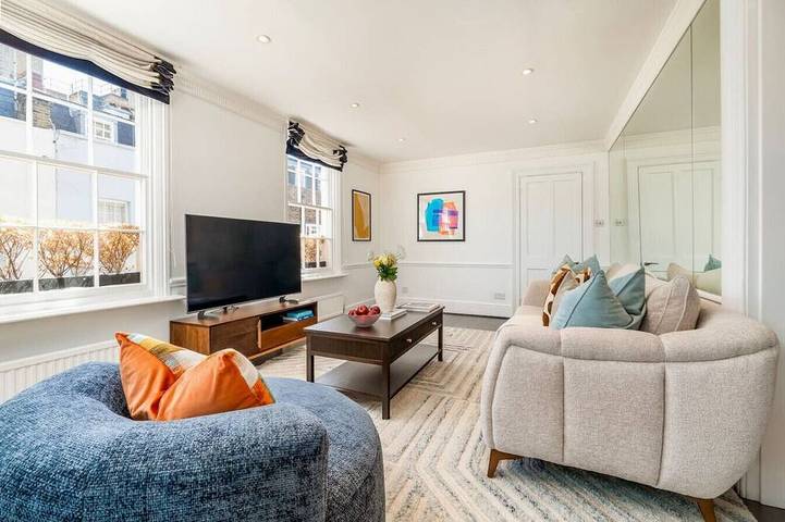 Villa for 6 people, with balcony in London