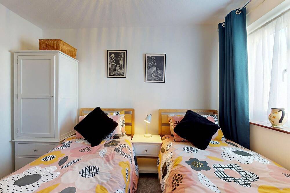 Glan Afon - Two Bedroom Cottage, Sleeps 4 in Deganwy, Conwy region