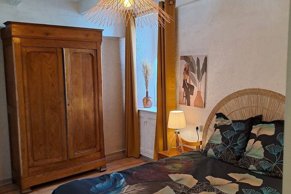 Entire apartment, Appartement Centre Ville Dans une Authentique Demeure Bretonne du Xvi ème in Saint-Pol-de-Léon, Ceinture Dorée