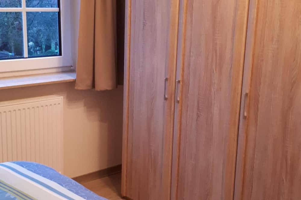 Ganze Wohnung, Sonnige Ferienwohnung mit Balkon und Teichausblick in Moormerland, Nordseeküste