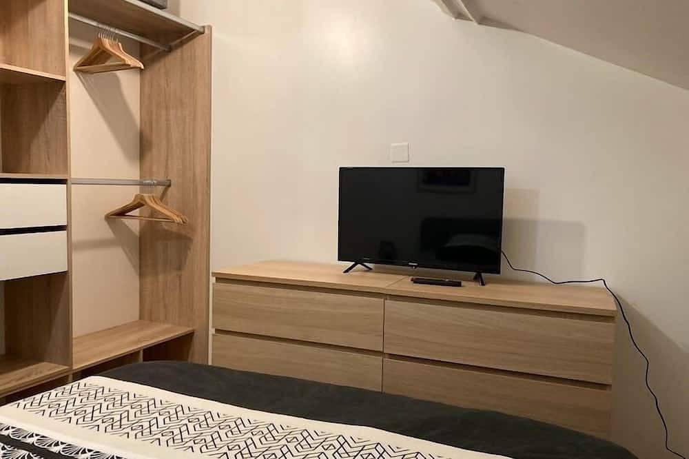 Entire apartment, Apartment-Comfort-Whirlpool bath-Terrace in Tarbes, Hautes-Pyrénées