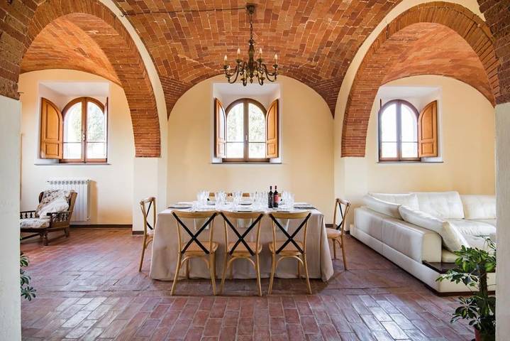 Agriturismo per 9 persone, con Balcone e Terrazza nonché Giardino e Piscina a Lucignano