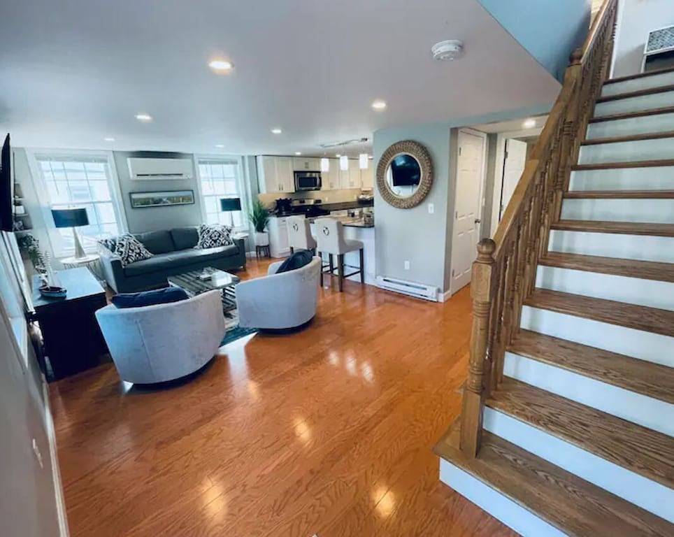 Coastal Cottage - Porch, Grill, Walk to Portsmouth in Kittery, York County