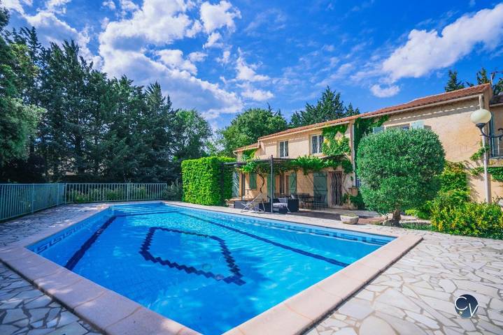Villa pour 12 personnes, avec piscine ainsi que jardin et vue