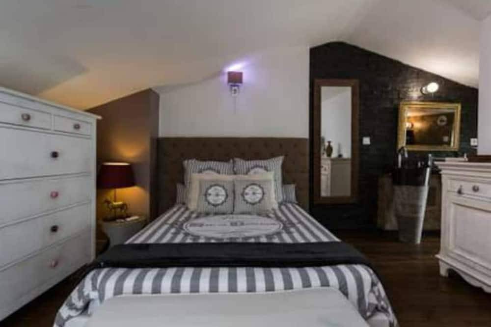Beautiful architect-designed house with swimming pool, sauna, hammam... in Pessac, Bordeaux region
