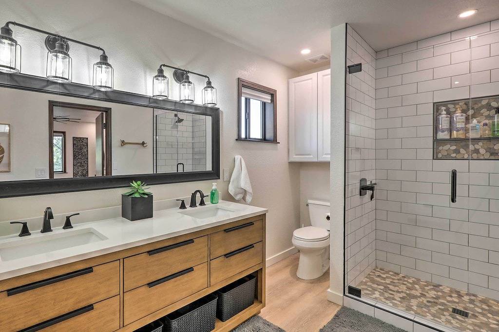 Wraparound Deck & Poker Room: Cabin in Munds Park in Munds Park, Oak Creek Canyon