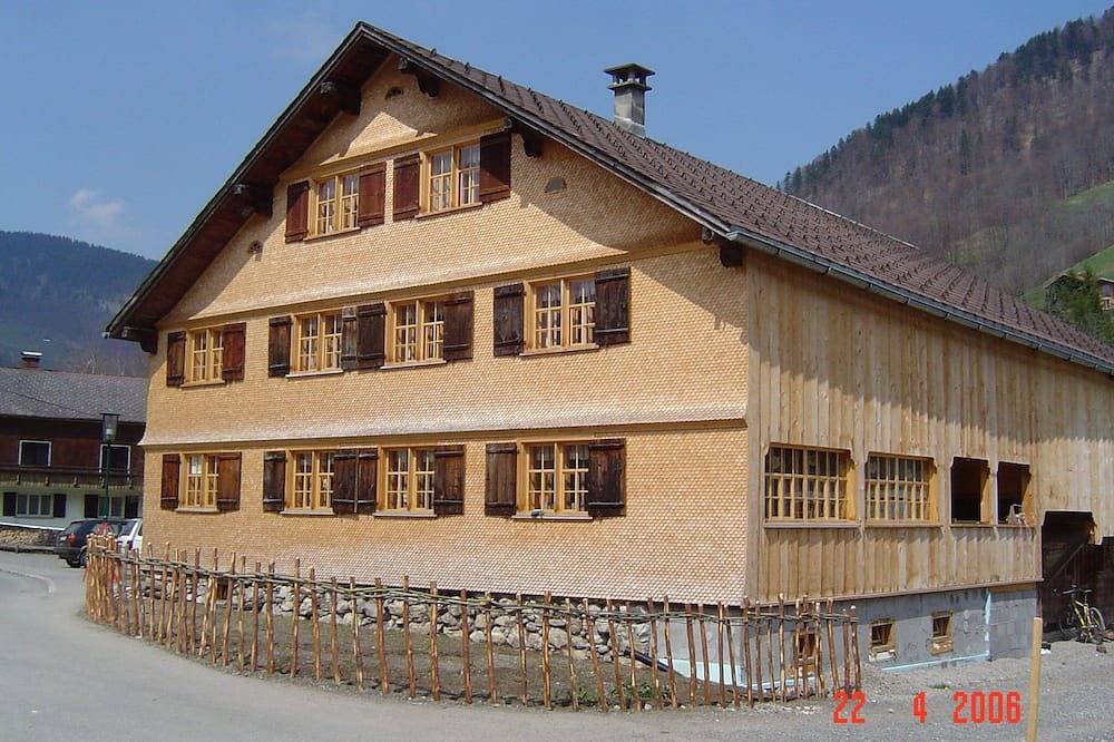 Geheel appartement, Double room Hangspitze - listed house in idyllic Mellau - Nazes in Mellau, Bregenzerwoud