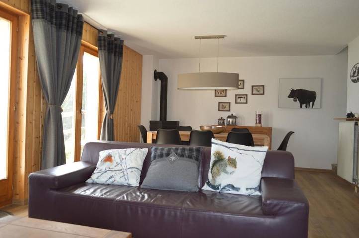 Ferienhaus für 8 Personen, mit Balkon und Terrasse sowie Garten und Pool im Wallis