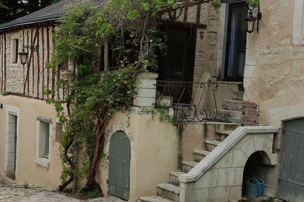 Maison face au château du Clos Lucé in Amboise, Région de Tours