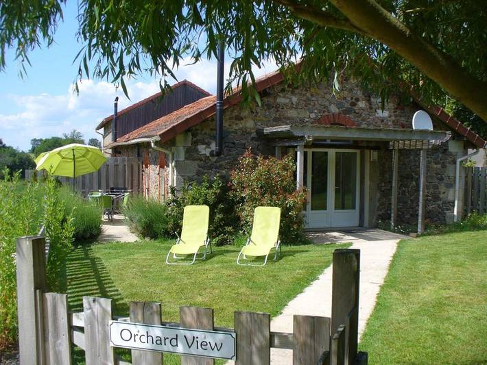 Location de vacances pour 2 personnes, avec jardin ainsi que vue et piscine à Adriers