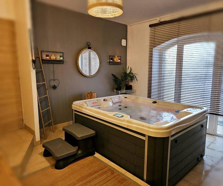 Location de vacances pour 2 personnes, avec jacuzzi ainsi que piscine et jardin à Varetz - 3