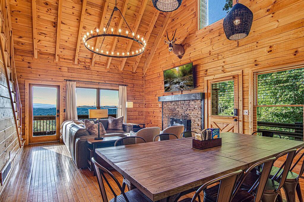 Log Cabin for 12 Guests in Chattahoochee National Forest, Fannin County