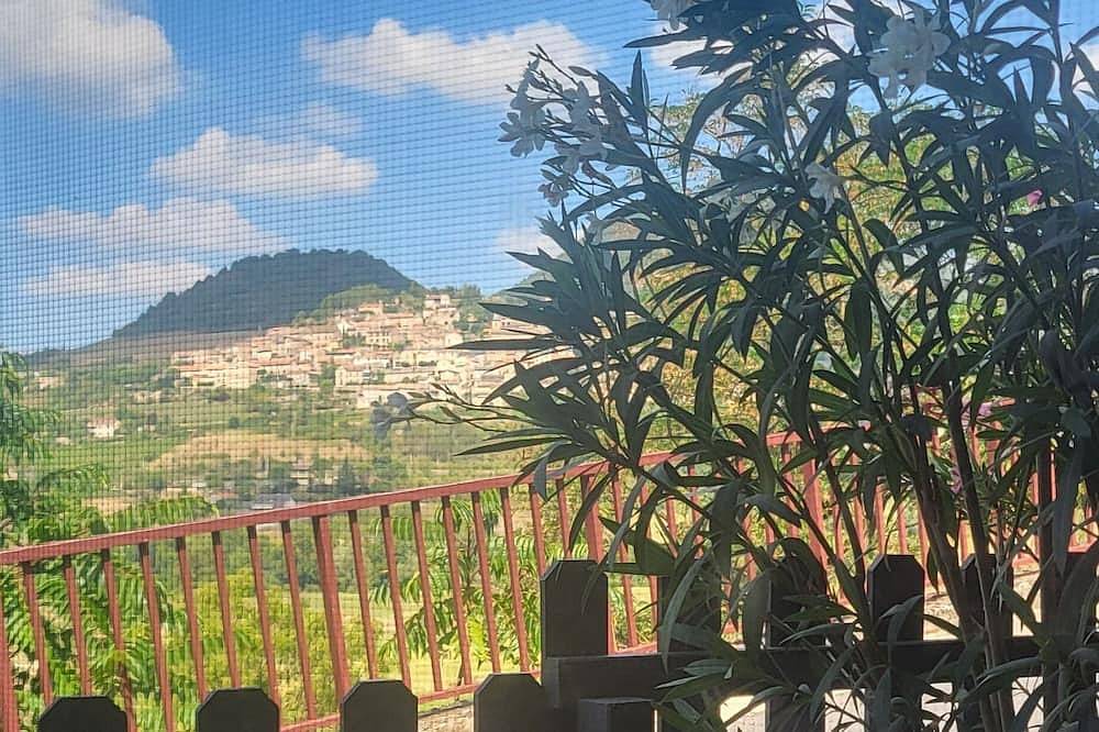 Entire apartment, Apartment sleeps 4 / 6 at the entrance to the gorges du Tarn 2 bedrooms in Paulhe, Parc naturel régional des Grands Causses