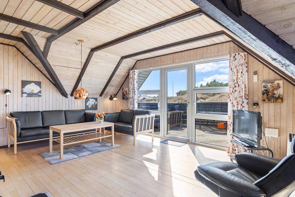 Reetgedecktes, strandnahes Ferienhaus mit Sauna in ruhiger Lage  in Nørre Lyngvig, Hvide Sande