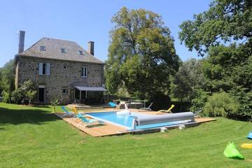 Gîte pour 10 personnes, avec piscine ainsi que jardin et terrasse à Anglards-de-Salers