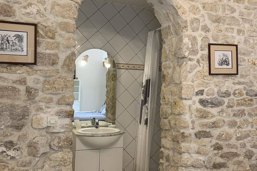 Ganze Wohnung, Ferienhäuser zwischen Fontainebleau Wald, entlang des Flusses mit Zugang zu Tennis und Pool in Montigny-sur-Loing, Seine-et-Marne