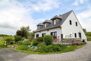 Gîte pour 8 personnes, avec terrasse ainsi que jacuzzi et jardin dans le Puy-de-Dôme