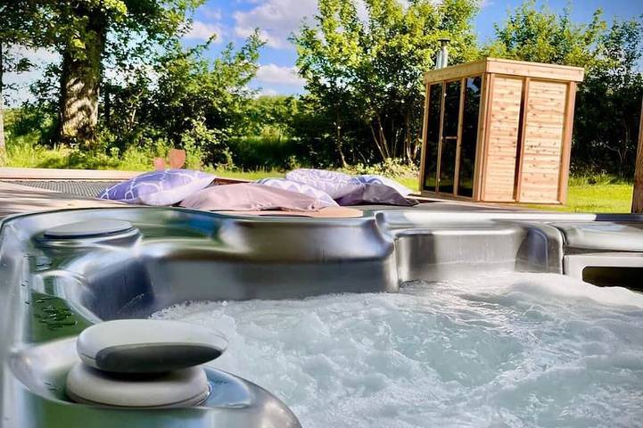 Gîte pour 2 personnes, avec jacuzzi et jardin ainsi que sauna et terrasse