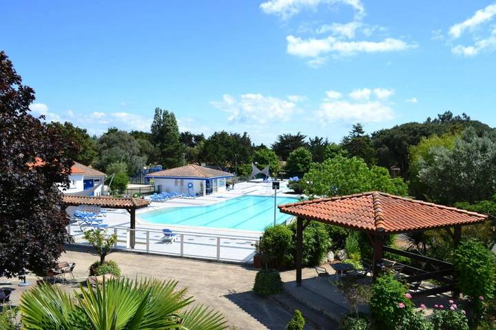 Parc de vacances pour 4 personnes, avec Terrasse ainsi que Jardin et Piscine en Charente-Maritime