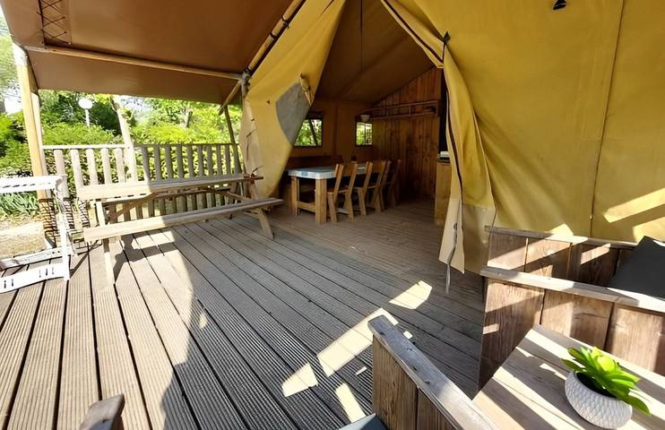 Tente pour 5 personnes, avec terrasse et piscine, animaux acceptés
