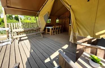 Tente pour 5 personnes, avec piscine et terrasse, animaux acceptés en Ardèche