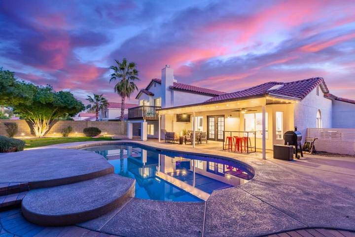 Vacation rental for 10 people, with balcony and yard, kid friendly in Mesa