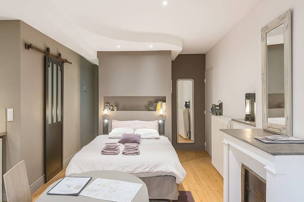 Entire apartment, Luxury studio in the center of Chartres with parking in Chartres, Chartres region