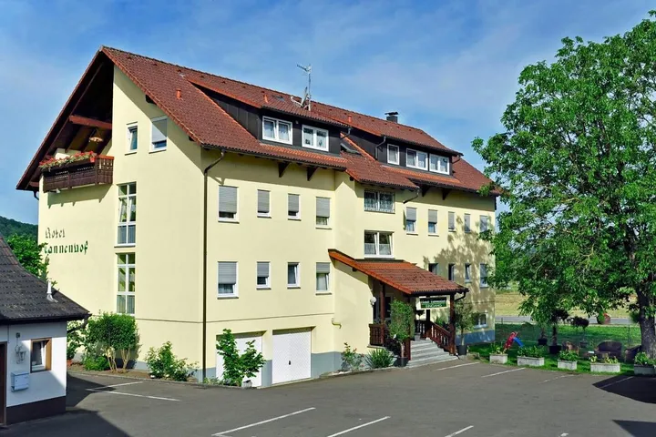 Hotel para 5 pessoas, com varanda e jardim - 1
