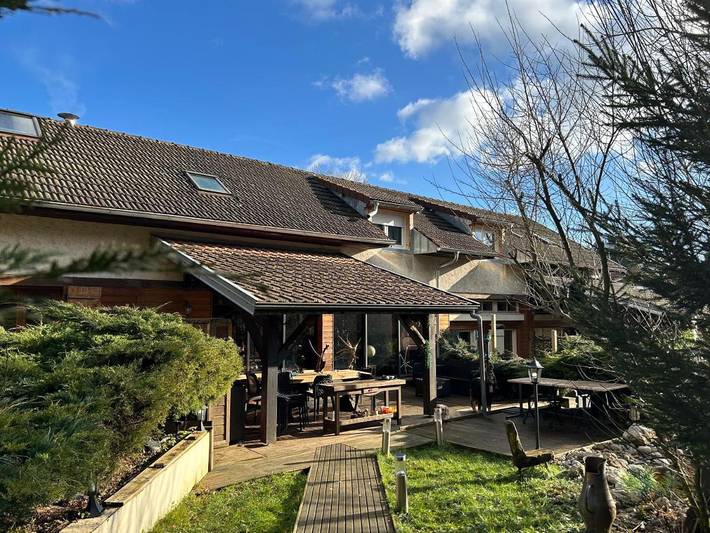 Gîte pour 2 personnes, avec terrasse ainsi que vue et jardin à Bourg-de-Sirod