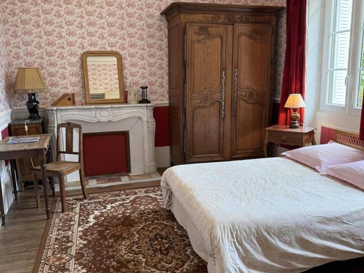 19th-century mansion, 5 bedrooms, pets allowed, garden in Gipcy, Allier