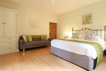 Cottage for 15 People in Powys, Mid-Wales, Photo 3