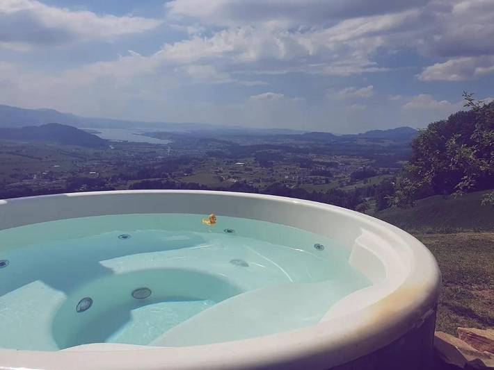 Ferienhaus für 12 Personen, mit Whirlpool und Terrasse sowie Garten und Sauna in Gommiswald