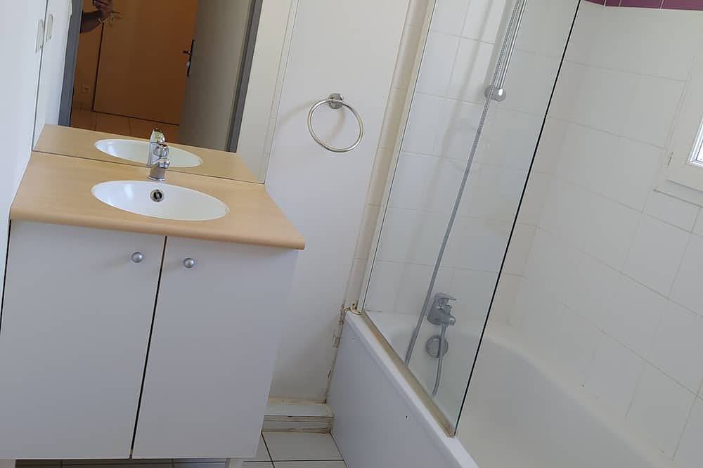Entire apartment, 2-Room Apartment Balcony Swimming Pool Village Goélia in Saint-Geniez-d'Olt-et-d'Aubrac, Massif Central