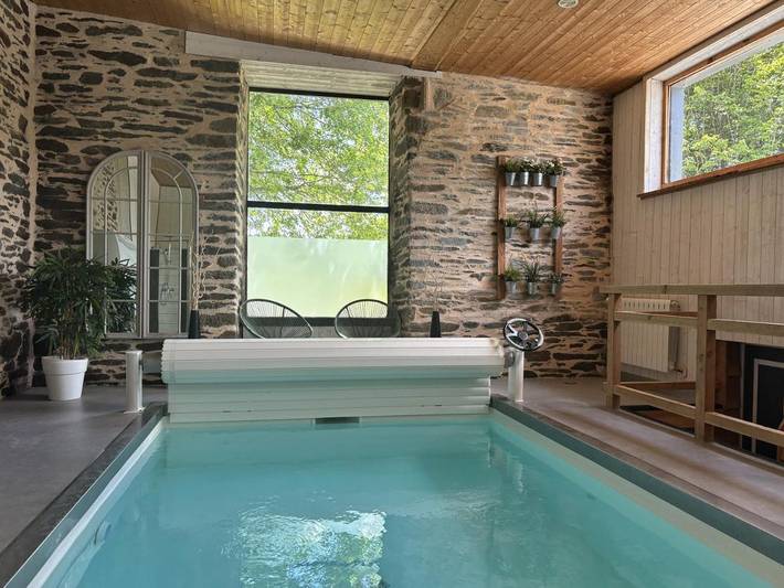 Gîte pour 2 personnes, avec Jacuzzi et Terrasse ainsi que Jardin et Piscine à Plonévez-du-Faou