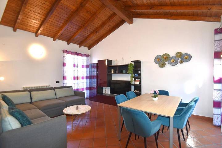Villa für 7 Personen, mit Balkon und Whirlpool sowie Terrasse und Garten in Comune di Luino